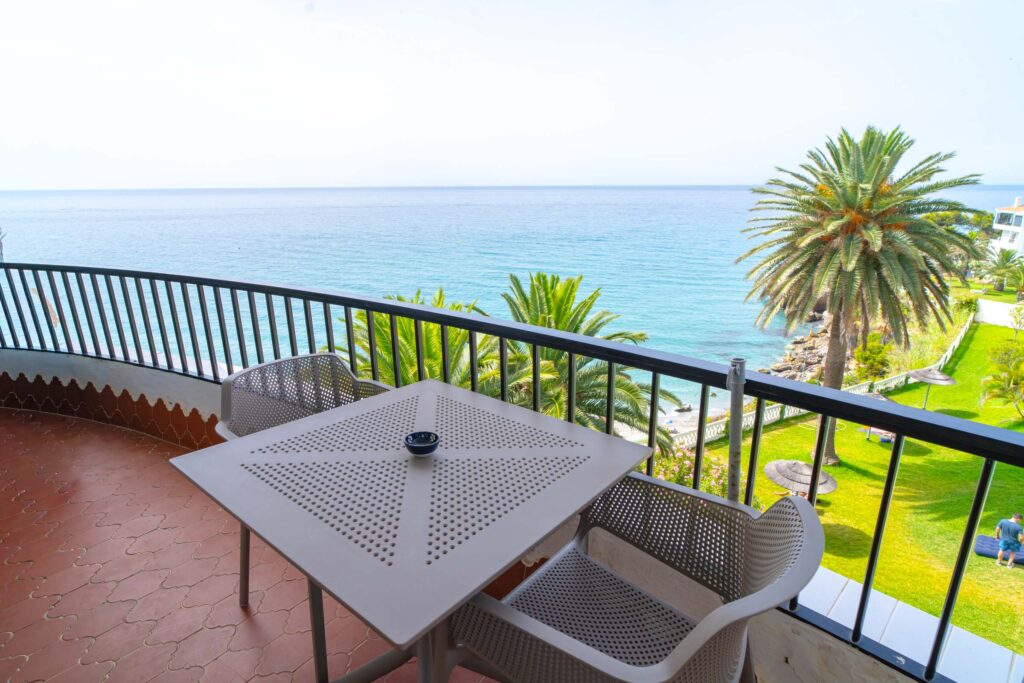 Terraza de apartamento vacacional en Nerja con vistas al mar