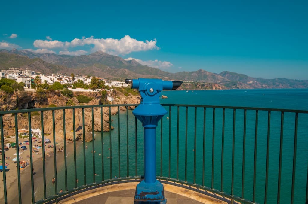 Turista paseando por el paseo marítimo de Nerja en temporada baja