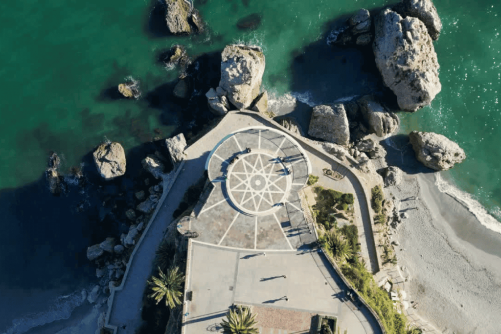 Balcón de Europa en Nerja con vistas al mar en temporada de invierno